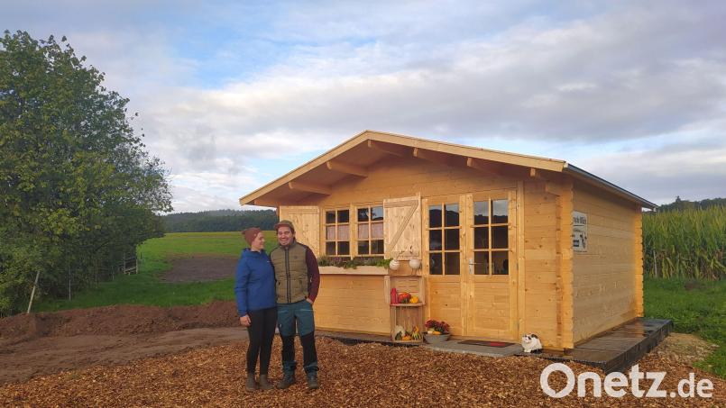 Familie Donhauser aus Raigering vor ihrem neuen Verkaufshäuschen freut sich auf viele Abnehmer, die frisch und regional erzeugte Lebensmittel schätzen und genießen möchten. Bild: Annika Reich
