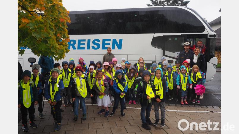 Mit Bustraining und Schutzausrüstung leisteten Lehrkräfte, Polizei und Busunternehmen einen wichtigen Beitrag zur Sicherheitserziehung an der Fichtelnaabtalschule. Bild: jpl