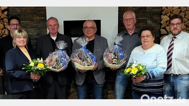Die Auszeichnung der Handwerkskammer erhalten Bäcker- oder Konditorenmeister, wenn sie ihren Meistertitel mindestens 35 Jahre führen. Von links: Stellvertretender Obermeister Andreas Hauer, Bäckermeister Karl Seegerer mit seiner Frau Marta (Tännesberg), Bäckermeister Klaus Grünbauer (Mantel), Bäckermeister Karl Polnisch mit seiner Frau Petra (Falkenberg) und Obermeister Wolfgang Schmid. Bild: R. Kreuzer