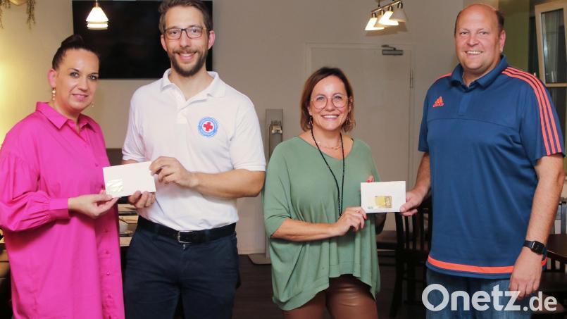 Freude bei Wasserwacht-Vorsitzenden Johannes Lang (Zweiter von links) und bei Schwimmverein-Chefin Ilona Forster (Zweite von rechts.): Die beiden Weidener Vereine erhielten eine Spende von 500 und von 1500 Euro von den „Just Friends e. V.“-Vorstandsmitgliedern Stefanie Sperrer und Thomas Binner. Bild: lst/exb