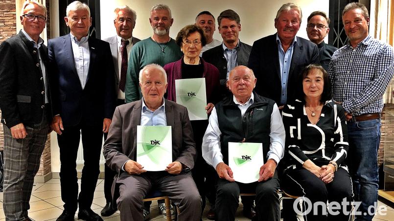 Drei Ehrenmitglieder ernannte die DJK Weiden in der Jahreshauptversammlung: Siegmund Balk (sitzend, links), Nikolaus Ertl (rechts daneben) und Traudl Markl (stehend, Mitte). Bild: R. Kreuzer