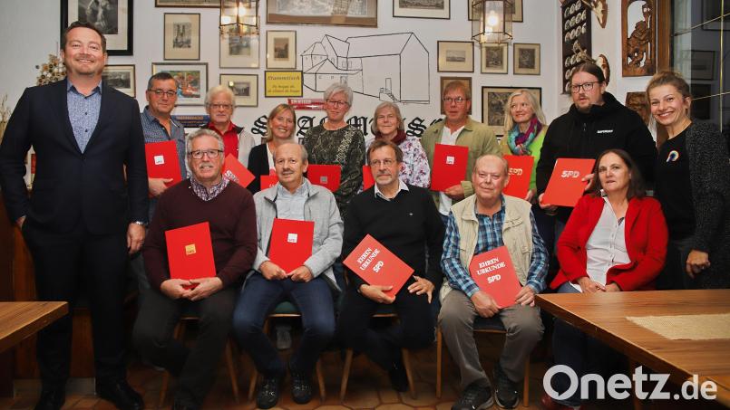 Bundestagsabgeordneter Uli Grötsch (links) ehrt mit den Vorsitzenden Monika Waldeck und Ralf Teichmann (stehend, von rechts) treue SPD-Mitglieder. Der langjährige Kassier Robert Uschold (sitzend, Zweiter von rechts) und Günter Forster (sitzend Mitte) sind seit 50 Jahren im Besitz des Parteibuches und haben Höhen und Tiefen erlebt. Bild: war