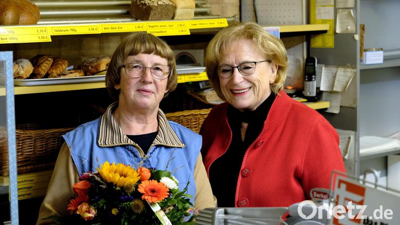 Blumen zum Abschied erhält Geschäftsfrau Franziska Sommer (links) von der Vorsitzenden des Dorfvereins Neunkirchen, Renate Jahreis, im Laden. Bild: R. Kreuzer