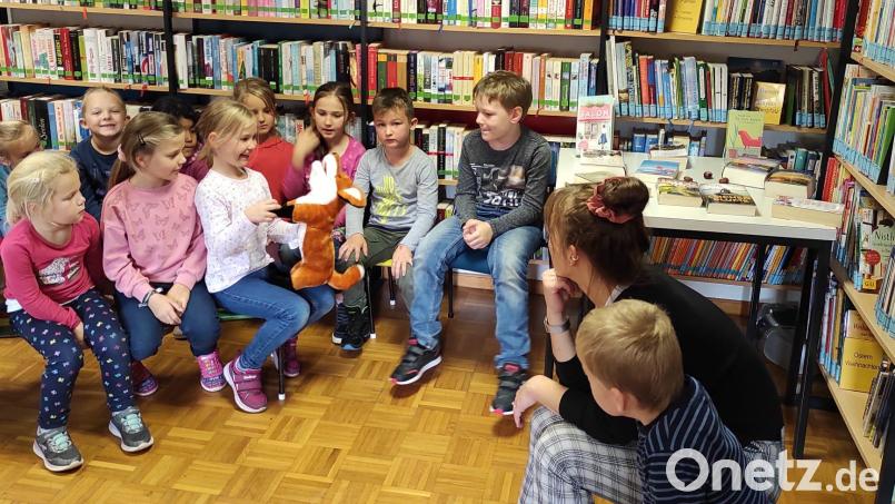 Der Büchereifuchs hat es den jungen Büchereibesuchern angetan. Bild: fvo
