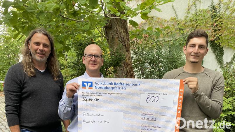 Bei der Übergabe des symbolischen Schecks, von links Pflegerischer Leiter Diakon Matthias Rössle, Dr. Christian Dreßler und Zweiter Federballfreunde-Vorsitzender Matthias Schnurrer. Bild: Matthias Schnurrer/exb