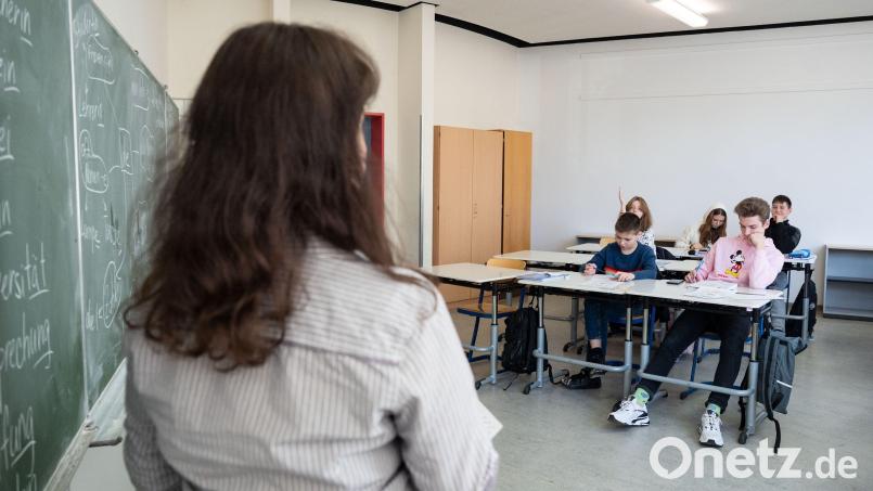 Schwangere Lehrerinnen dürfen wieder ins Klassenzimmer zurück. Bild: Marijan Murat/dpa