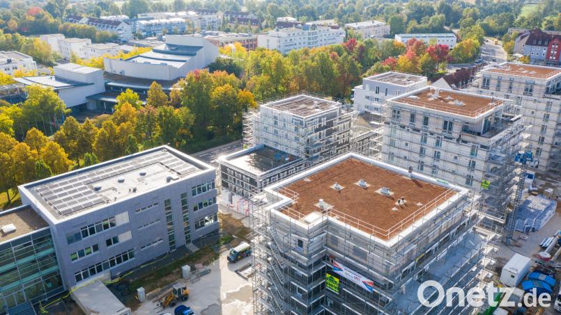 Bald fertig: Ein Blick über das wachsende Quartier &quot;Neue Naabwiesen&quot;. Im Vordergrund das Gebäude West3. Im Hintergrund die Max-Reger-Halle wo am Wochenende die Immobilienmesse stattfindet. Bild: Müller, Peter