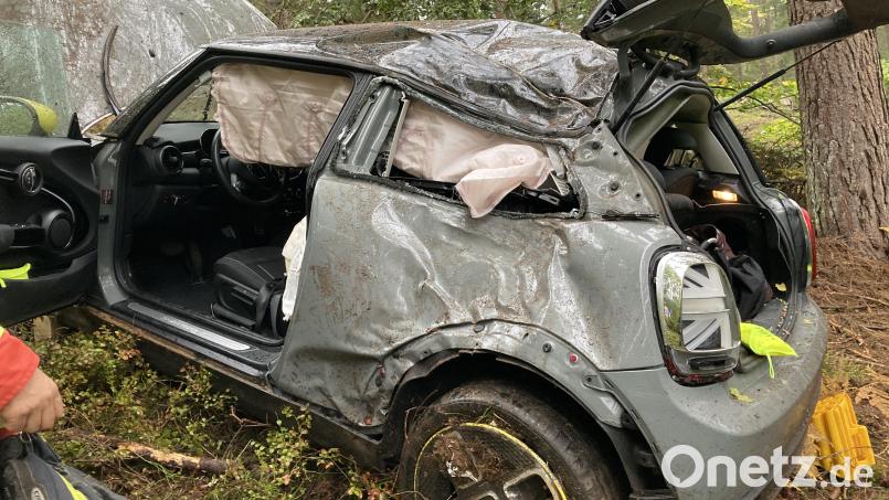 Die Insassen dieses Mini hatten viel Glück. Bei einem Unfall bei Flossenbürg wurden sie nur leicht verletzt. Bild: Polizei Neustadt