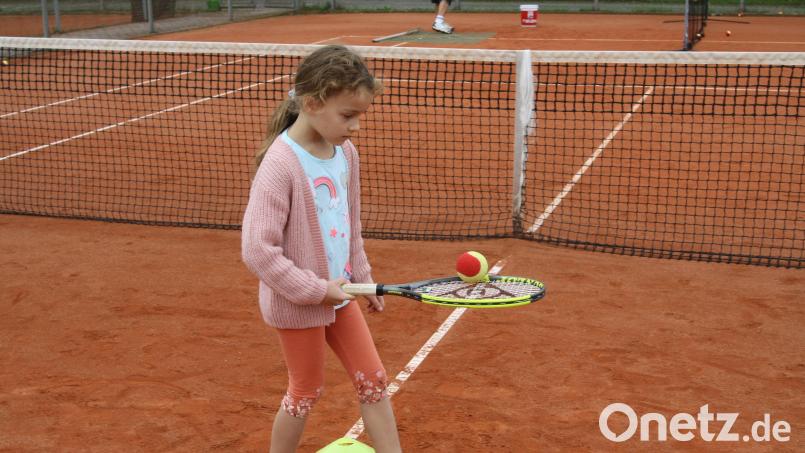 Scheinbar keine besondere Schwierigkeit für Hanna. Doch das Jonglieren des Tennisballes mit dem Schläger fordert beim Slalomlauf zwischen den Hütchen Koordinationsvermögen und Konzentration. Bild: hae