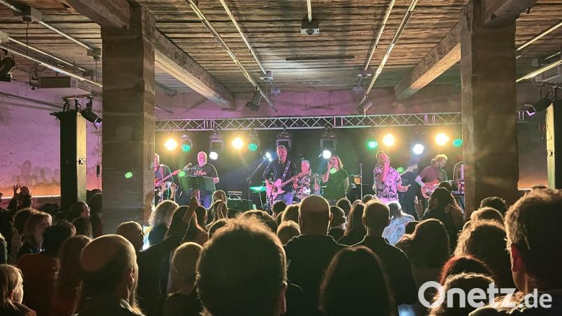 Die zehnköpfige Band Intermezzo begeistert das Publikum im Kirwastodl der Burg Dagestein. Bild: Stefan Wächter/exb