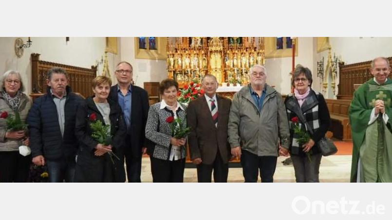 Anlässlich ihrer Ehejubiläen feiern vier Jubelpaare aus den Pfarreien Hirschau und Ehenfeld mit Stadtpfarrer Johann Hofmann (rechts) in der Stadtpfarrkirche in Hirschau einen Dankgottesdienst (von links): Elfriede und Johann Rumpler (40 Jahre), Waltraud und Johann Birner (30 Jahre), Anna und Hermann Gebhard (55 Jahre) sowie Michael und Elisabeth Guist (50 Jahre). Bild: u