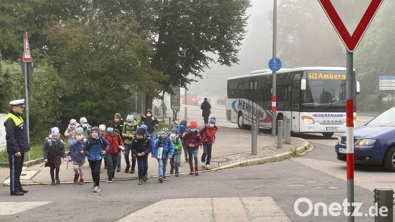 Auf die Plätze, fertig, los. Damit nichts passiert, achten Beamte der Polizei darauf, dass die Abc-Schützen und ihre älteren Schulkameraden sicher über die Kreuzung kommen. Bild: Polizeiinspektion Amberg