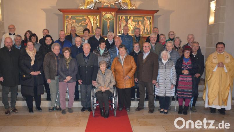 Bei einem Festgottesdienst in der Stadtpfarrkirche feierten zahlreiche Paare ihr Ehejubiläum. Geheiratet hatten sie vor 25, 40, 50 und 60 Jahren. Kaplan Daniel Schmid (rechts) und Stadtpfarrer Anton Witt (hinten links) gratulierten. Bild: jr