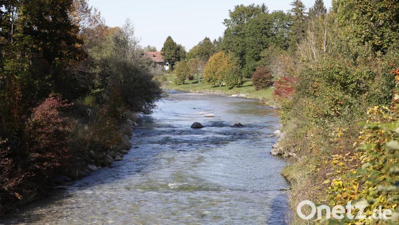 Blick auf den Fluss Prien unterhalb des Schlosses Aschau. Die Polizei sucht in diesem Bereich nach Spuren eines Gewaltverbrechens an einer jungen Frau. Bild: Uwe Lein/dpa