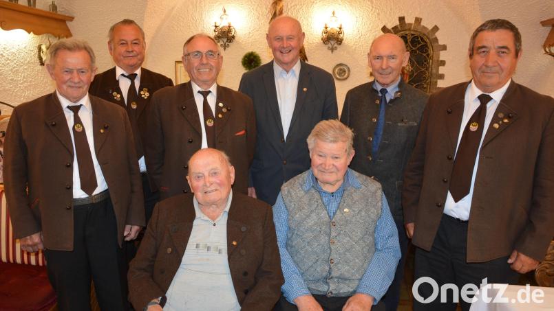 Treue und engagierte Mitglieder ehrte die Eghalanda Gmoi in der Jahreshauptversammlung. Im Bild (sitzend, von links) Ludwig Nappert und Edmund Bittner sowie (stehend, von links) Wilhelm Fischer, Vorsitzender Josef Heinz, Johann Konrad, Horst Adler, Zweiter Bürgermeister Karlheinz Hoyer und Josef Kraus. Bild: jr