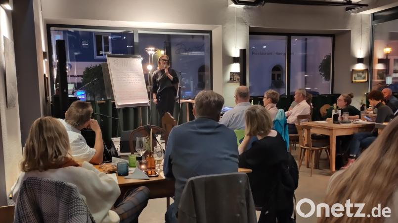 Mehr als 25 Interessierte waren ins Restaurant „Friedrich“ gekommen, um Nora Kellner bei der "Langen Nacht der Demokratie" in einer Vorab-Lesung zu ihrem Buch zu erleben. Repro: dob