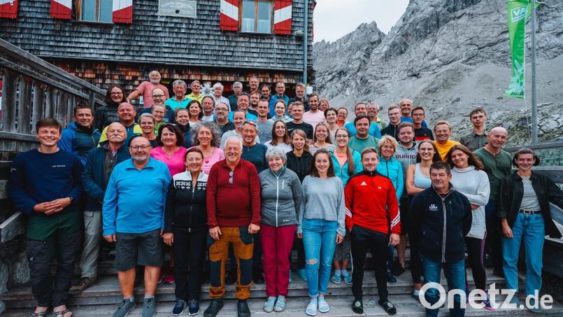 65 Bergfreunde – davon sehr viele junge Teilnehmer – erfreuten sich beim Sektiosntreffen auf der Karlsbader Hütte an der herrlichen Bergwelt um die Lienzer Dolomiten. Bild: Jakob Czepa/exb