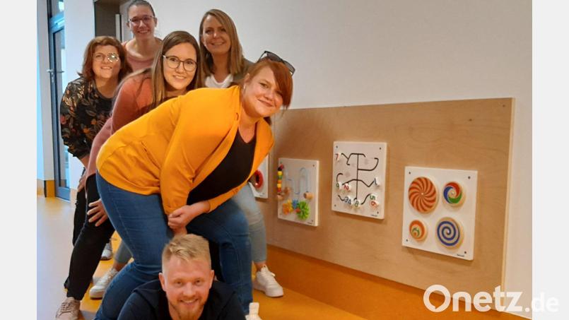 Der Elternbeirat hat bei mehreren Aktionen Spenden für die Johanniter-Kinderkrippe „Ulrichshof“ gesammelt. Für das Geld sind Spieltafeln als Wandelemente angeschafft worden- Bild: Katja Ach/exb