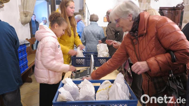 Kleine Brote für einen guten Zweck kaufen wollten viele Gottesdienstbesucher bei der Minibrot-Aktion der Ministranten in der Kemnather Stadtpfarrkirche. Bild: jzk