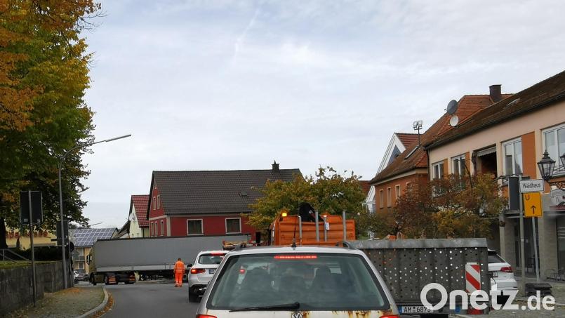 Die abbiegenden Lkw verursachen am Marktplatz in Eslarn einen Stau. Bild: gz