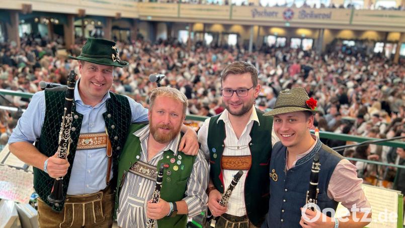 Das Klarinetten-Register der Kapelle Josef Menzl auf der Wiesn. Links Josef Menzl, gleich daneben Jörg Kleidl. Bild: Mario Wimmer