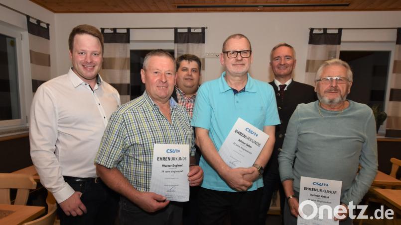 Mitgliederehrung: (von links): Ortsvorsitzender Henner Wasmuth, Werner Englhard, Bürgermeister Dieter Dehling, Adrian Zeller, Landtagsabgeordneter Harald Schwartz und Helmut Kinast. Bild: no