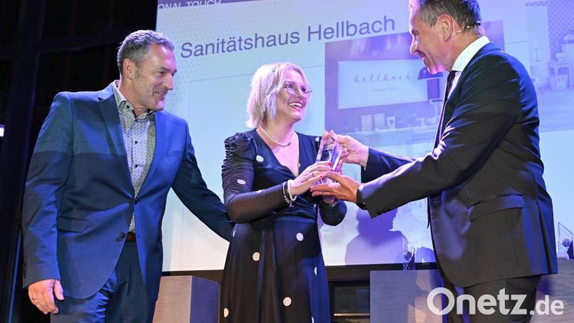 Rundfunkmoderator Roman Roell (rechts) übergab den Leonardo-Award an Matthias und Susanne Hahn. Bild: Harry Soremski