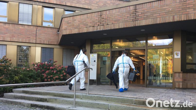 Im Landratsamt in Schwandorf legte ein unbekannter Täter nach einem Einbruch einen Brand. Brandermittler der Kripo Amberg nehmen am Mittwochmorgen ihre Arbeit auf. Bild: ihl