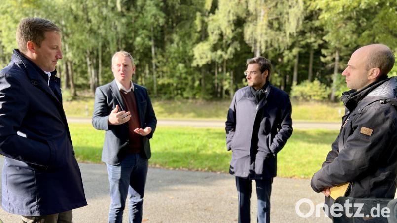 Ortstermin am Parkplatz zwischen Theisseil und Letzau: Baudirektor Tobias Bäumler (links) sagt Bürgermeister Johannes Kett (Zweiter von links) eine Machbarkeitsstudie über die Radwegeverbindung zwischen Vohenstrauß und Weiden zu; mit im Bild Baurat Felix Steghöfer (rechts) und MdL Stephan Oetzinger. Bild: Eichl