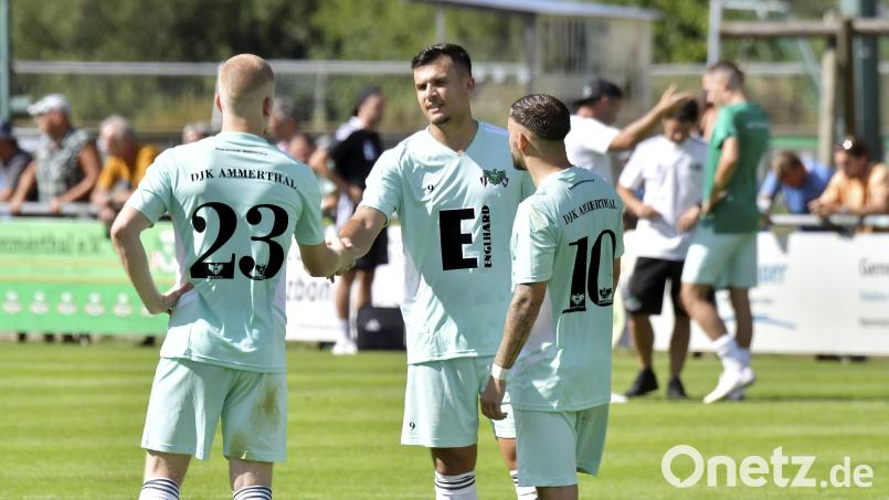 Raffael Kobrowski, Giuliano Nyary und Tim Sulmer (von links) von der DJK Ammerthal wollen mal wieder einen Sieg landen. Archivbild: Hubert Ziegler