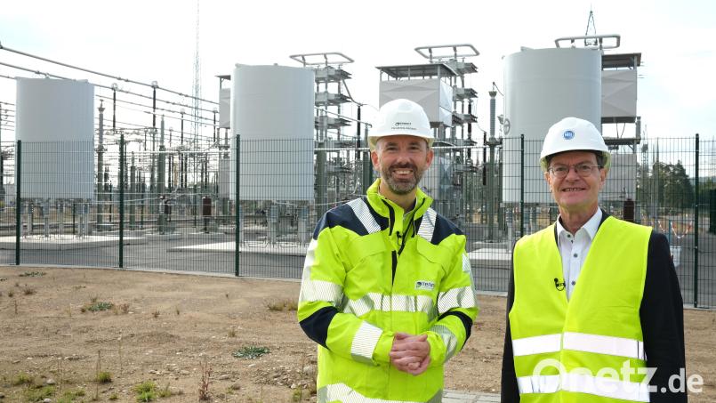 Die Vertreter der Firmen TenneT&quot; und Maschinenfabrik Rheinhausen, Tim Meyerjürgens (links) und Wilfried Breuer (rechts), nahmen am Donnerstag auf dem Gelände des Umspannwerkes Schwandorf die neue Anlage zur Netzstabilisierung in Betrieb. Bild: Hirsch
