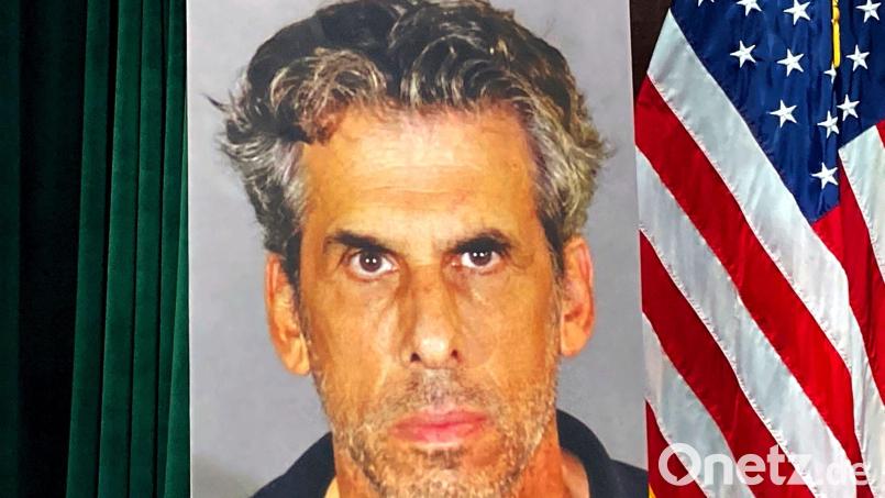 Ein Foto des Fernsehproduzenten Eric Weinberg wird vor der Pressekonferenz gezeigt, auf der Anklagen wegen Vergewaltigung und anderen sexuellen Übergriffen bekannt gegeben werden. Bild: Christopher Weber/AP/dpa