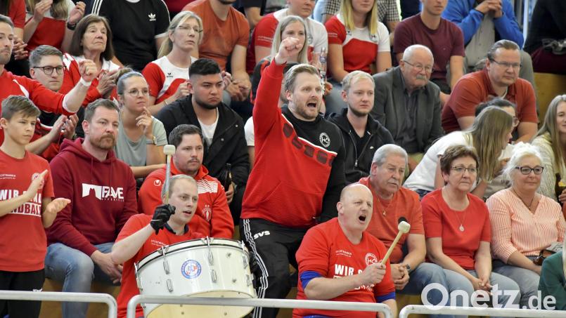 Die Fans des HC Sulzbach in Rot und in einer Formation wie eine Wand. Das hilft bei den Heimspielen. Archivbild: Hubert Ziegler