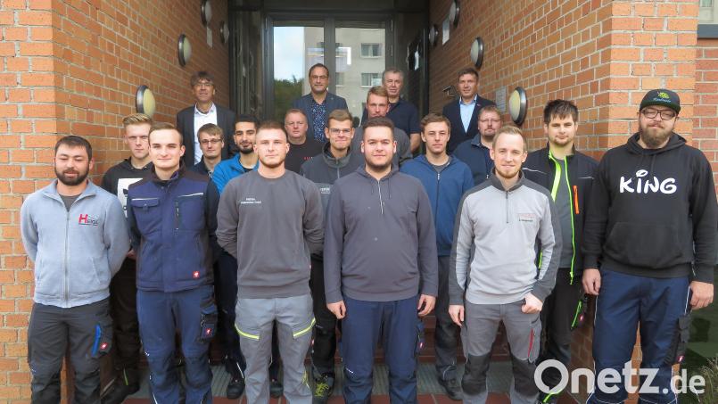 Die Teilnehmer des Meisterkurses mit (hinten, von links) Oberstudiendirektor Thomas Metzler, Fachoberlehrer Thomas Diertl, Ausbilder Georg Rodestock und Handwerkskammer-Bereichsleiter Wolfgang Reif sowie Ausbilder Bastian Reiser (dritte Reihe, rechts). Bild: BSZ Wiesau/exb