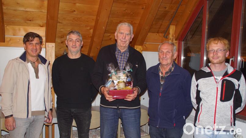 Bürgermeister Gerald Reiter (links), sein Stellvertreter Tobias Eckl (rechts), mit Karl Weidner (Mitte), Michael Riedl (Zweiter von links) und Xaver Fleisser. Bild: mmj