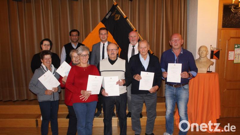 Die Geehrten und die Verantwortlichen der Kolpingfamilie Ebnath (vorne, von links) Maria Braun, Isabella Buchwald, Angelika Rubenbauer, Josef Schinner, Valentin Filberth und Josef Söllner sowie (hinten, von links) Vorsitzende Carolin Knott, Pfarrer Pater Anish George, Bürgermeister Wolfgang Söllner und Stellvertretender Vorsitzender Hubert Knott. Bild: soj