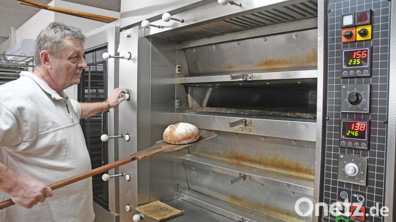 Ein Brot kostet Bäcker Gerhard Ziegler heute in der Herstellung deutlich mehr als noch vor einem Jahr. Nun lässt ihn die Rechnung seines Stromanbieters verzweifeln. Wie kann sein Betrieb überleben? Bild: Gabi Schönberger