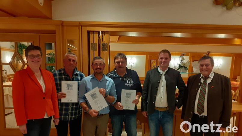 Auf dem Bild von links nach rechts:
Sabine Falk, Uwe Rehschuh, Andreas Baltz, Hermann Schöner, Tobias Falk und Kreishandwerksmeister Hans Weber. Bild: Bauunternehmen Gnan &amp; Köper/exb