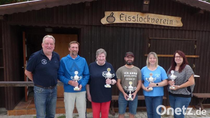 Die Sieger beim Blattlschießen der Schnaittenbacher Eisstockschützen auf der Kunstbahn am Naturerlebnisbad erhalten Pokale (von links): Vorsitzender Martin Kausler, Gerd Wohlfarter, Elisabeth Menzel, Enrico Reinecke, Conny Kausler und Birgit Gevatter. Bild: nag