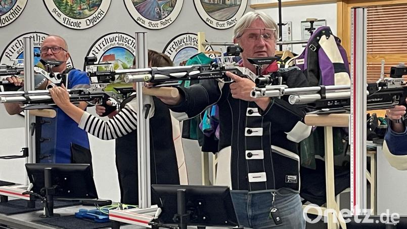 Die neu formierten Mähringer Auflageschützen beim Training: (von links) Initiator Werner Kraus, etwas verdeckt die ehemalige Vorsitzende Gabi Zintl, Dieter Beer und Maria Beer mit ihren Sportgeräten auf den Auflagegestellen. Bild: Schützenverein Mähring/exb