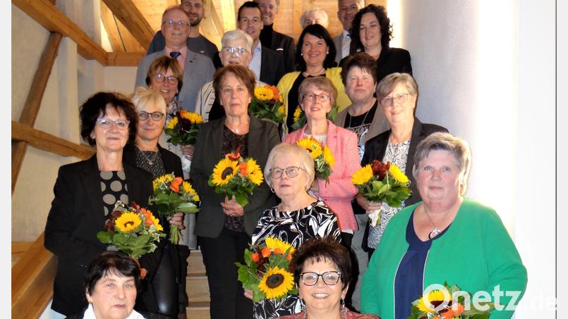 Mit einem Ehrenabend im Schafferhof beging die Frauen-Union Konnersreuth ihr 25-jähriges Bestehen. Im Bild die Geehrten um Ortsvorsitzende Christa Wölfl (vorne rechts) zusammen mit Ehrenkreisvorsitzender Irmgard Hegen (vorne links) und weiteren Ehrengästen. Bild: jr