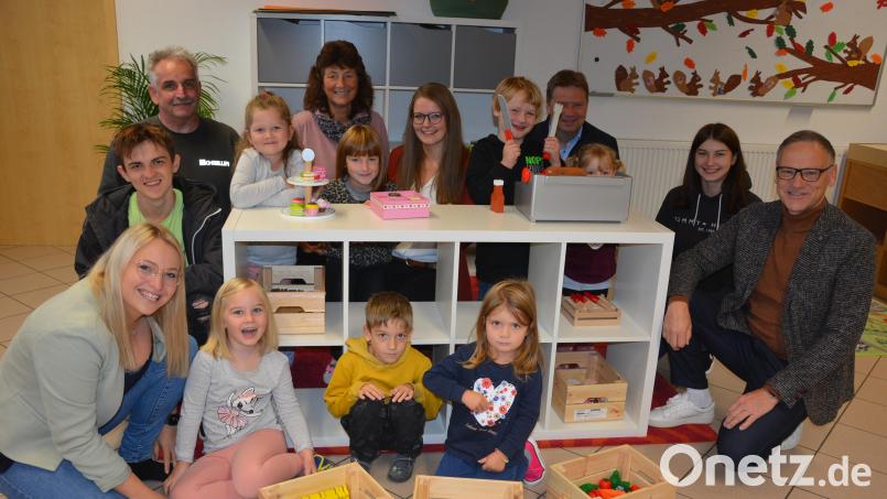 Gute Laune herrschte beim Besuch von Bürgermeister Bernd Sommer (rechts) im provisorischen Johanniter-Kinderhaus im Probenraum der Stiftländer Jugend- und Blaskapelle. Mit dabei Stadtbaumeister Hubert Siller (Dritter von rechts), Kinderhausleiterin Katja Bloßfeldt (links) sowie Alexander Riedl, Vorsitzender der Stiftländer Jugend- und Blaskapelle (hintere Reihe links). Bild: jr