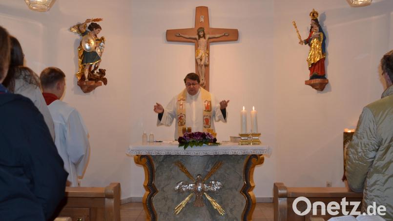 Pfarrer Udo Klösel hält den Festgottesdienst zum Patrozinium in Ragenwies mit einer ansprechenden Predigt. Bild: gi