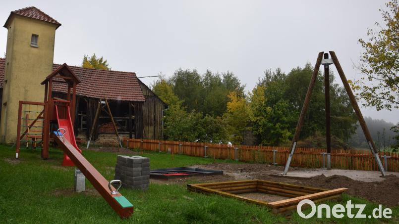 Auf dem neuen Spielplatz in Oberbernrieth können die Kinder bald toben und spielen. Bild: fla