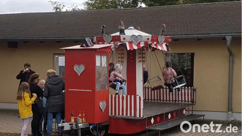 Während sich draußen für die Kleinen das Karussell drehte, feierten die Großen drinnen in der Halle des Kleintierzuchtvereins Waldsassen beim Schlachtfest. Bild: Heike Suchanek/exb