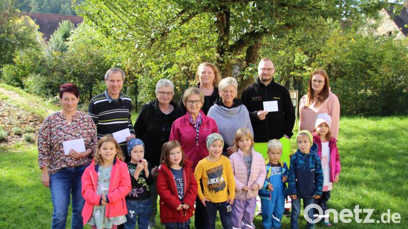 Der Katholische Frauenbund Schmidmühlen überreicht Spenden (hinten, von links): Birgit Wartha, Pfarrer Werner Sulzer, Anna Probst, Rosi Obermeier, Monika Ehrnsberger, Elfriede Mehringer, Max Heimler und Anna-Lena Ries. Bild: bjo