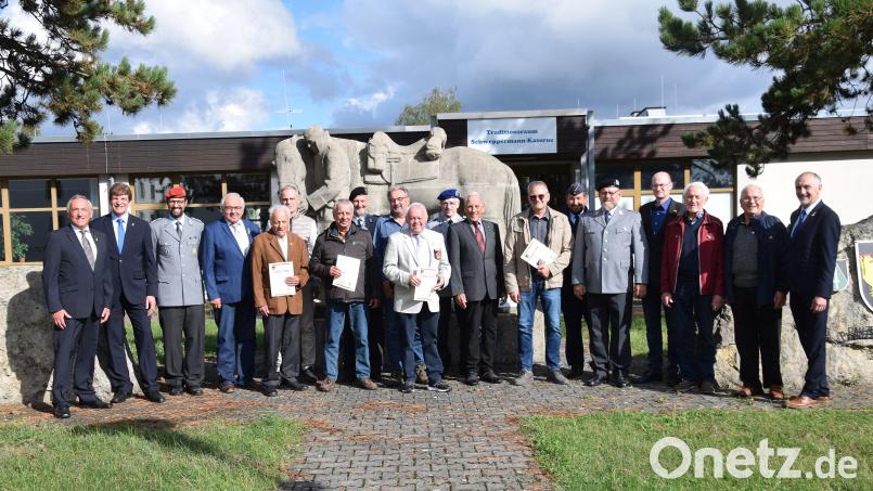 Die Reservistenkameradschaft Amberg feierte in der Schweppermannkaserne ihr 60-jähriges Bestehen (von links): Kreis-Ehrenvorsitzender Werner Gebhard, Stellvertretender Landrat Michael Rischke, Hausherr und Oberstleutnant Marco Pilhofer sowie Ehrenvorsitzender Werner Koller zusammen mit den geehrten Mitgliedern. Rechts Kreisvorsitzender Oberst d..R. Bertram Gebhard. Bild: bö