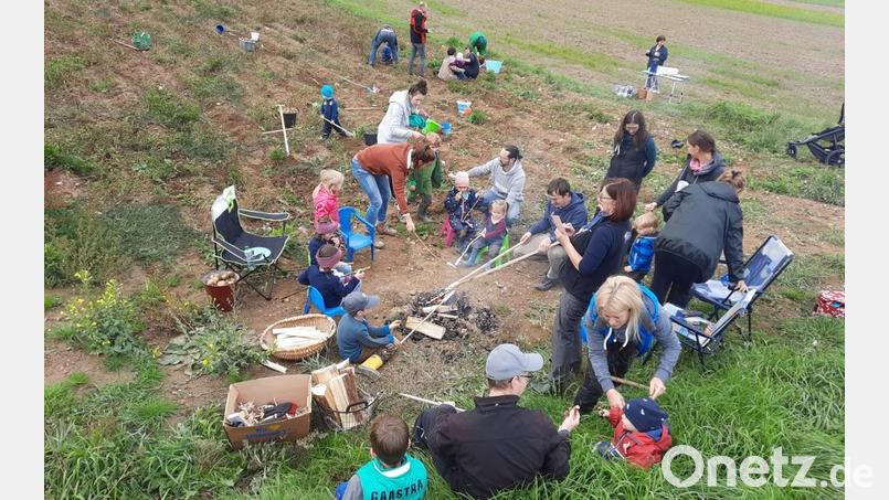 Kartoffelklauben und dann ein gemeinsames Kartoffelfeuer: Das machte den &quot;FGV Youngsters&quot; Spaß. Bild: kro