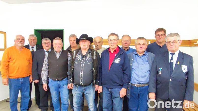 Die geehrten Mitglieder mit stellvertretendem Vorsitzenden Hans Meierhofer (rechts), stellvertretendem BSB-Kreisvorsitzender Alfons Betzl (Zweiter von links), BSB-Kreisvorsitzendem Heinrich Scheidler (Dritter von links) und Drittem Bürgermeister Johann Kick (Dritter von rechts) Bild: hme