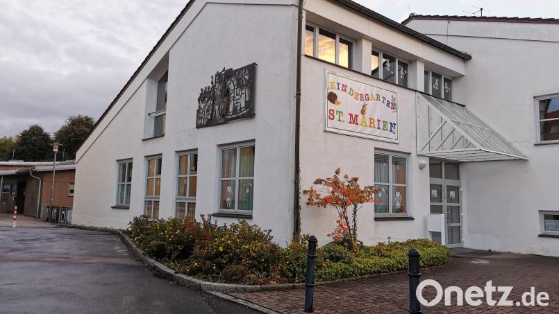 Der kirchliche Kindergarten „St. Marien“ in Oberviechtach wartet auf eine Generalsanierung. Die Krippe (Holzbau im Hintergrund) ist davon nicht betroffen. Bild: Portner